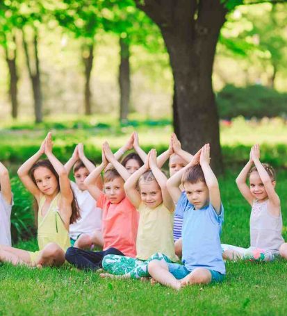 beneficios-del-yoga-para-niños-en-el-parque-2-413x455